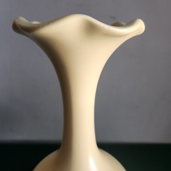 Porcelain Vase Pale Haegar Yellow Fluted Bulbous Ceramic Art - Picture 7 of 8